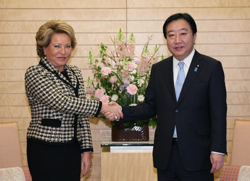 （写真）ロシアのマトヴィエンコ連邦院議長と握手する野田総理（写真提供：内閣広報室）