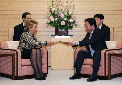 （写真）ロシアのマトヴィエンコ連邦院議長から親書を受けとる野田総理（写真提供：内閣広報室）