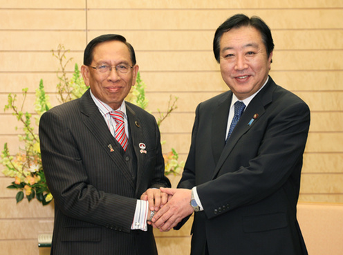 （写真）マレーシアのアブ・ザハル上院議長と握手する野田総理（写真提供：内閣広報室）