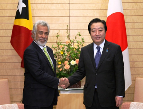 （写真）グスマン首相と握手する野田総理