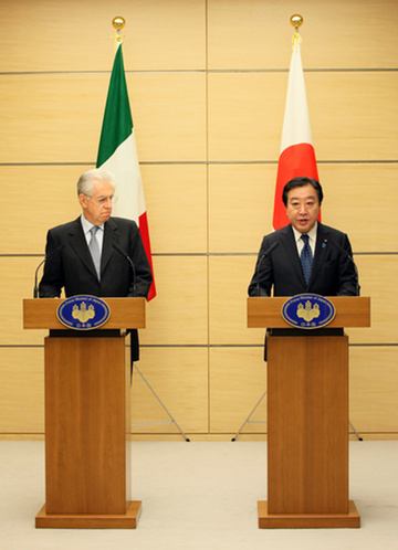 （写真）共同記者発表を行う両首脳