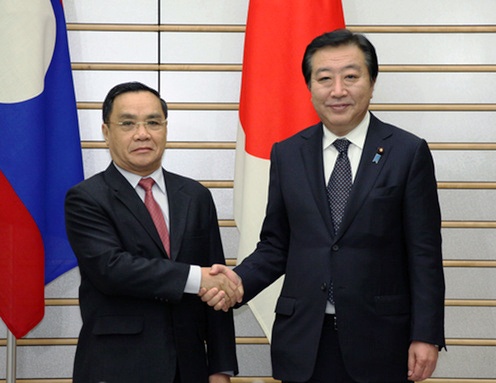 （写真）首脳会談前にトンシン・ラオス首相と握手する野田総理