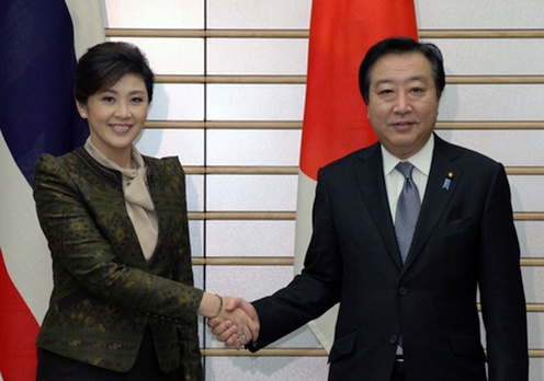 （写真）タイ王国のインラック首相と握手する野田総理