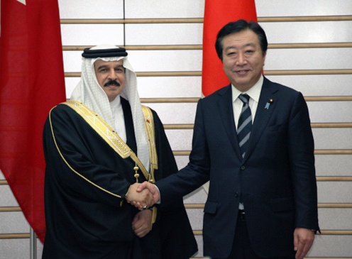 （写真）ハマド国王と握手する野田総理