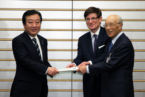 （写真）「第25回カルコン日米合同会議」の日米委員長から共同声明を受け取る野田総理