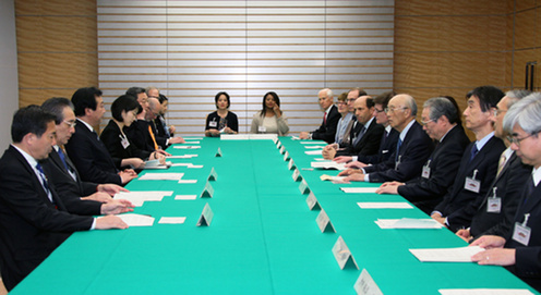 （写真）「第25回カルコン日米合同会議」委員の表敬を受ける野田総理