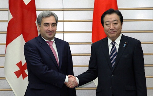 （写真）ギラウリ・グルジア首相と握手する野田総理