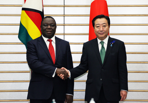 （写真）モーガン・チャンギライ首相と握手する野田総理