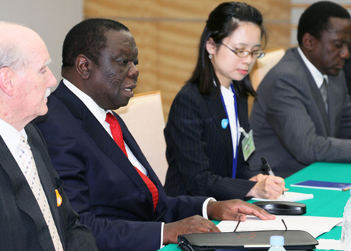 （写真）会談に臨むチャンギライ首相