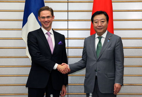 （写真）フィンランド共和国のユルキ・カタイネン首相と握手する野田総理