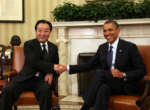 （写真）アメリカ合衆国のオバマ大統領と握手する野田総理