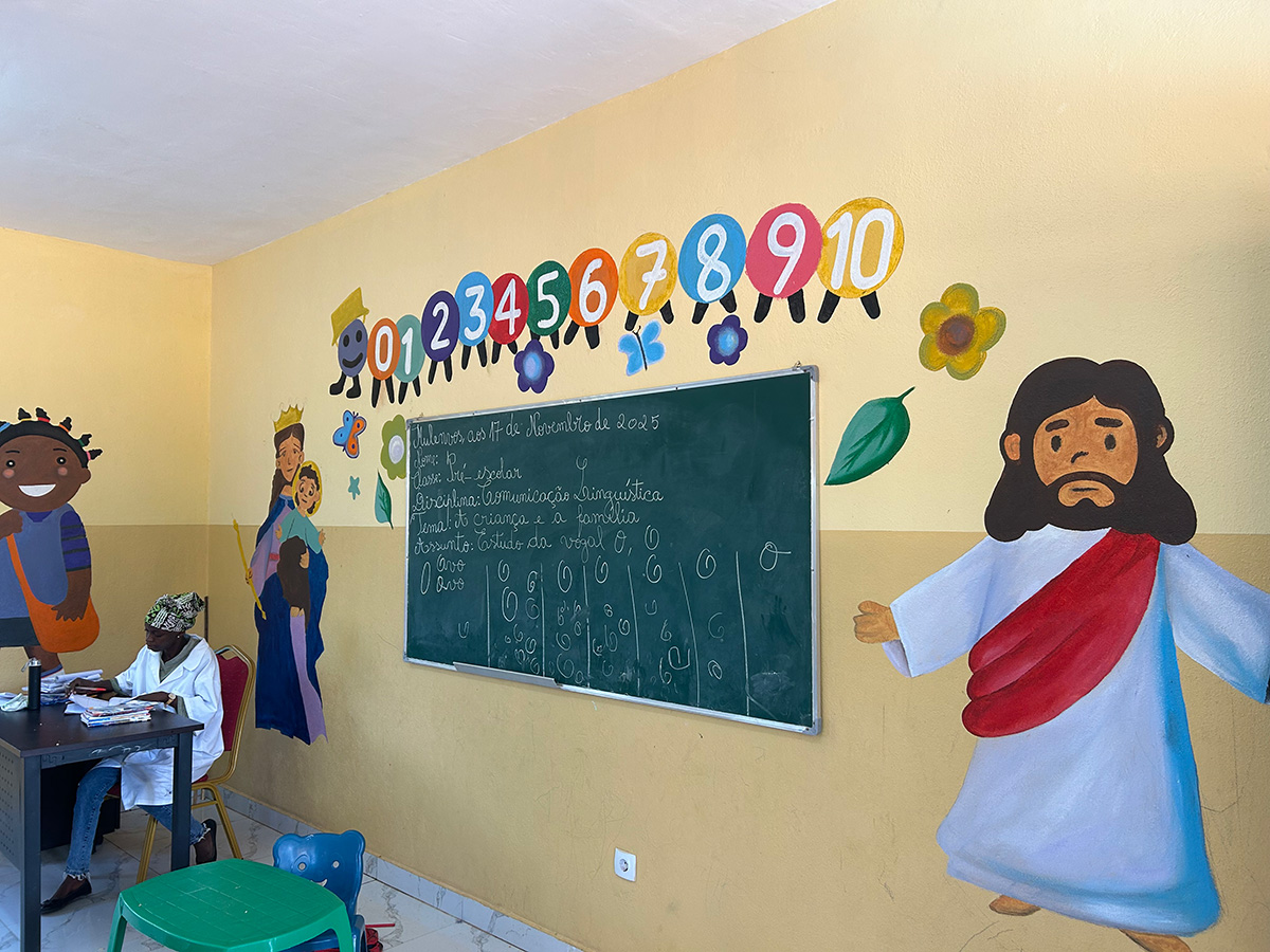 イエスキリストなどのイラストが描かれた教室の壁