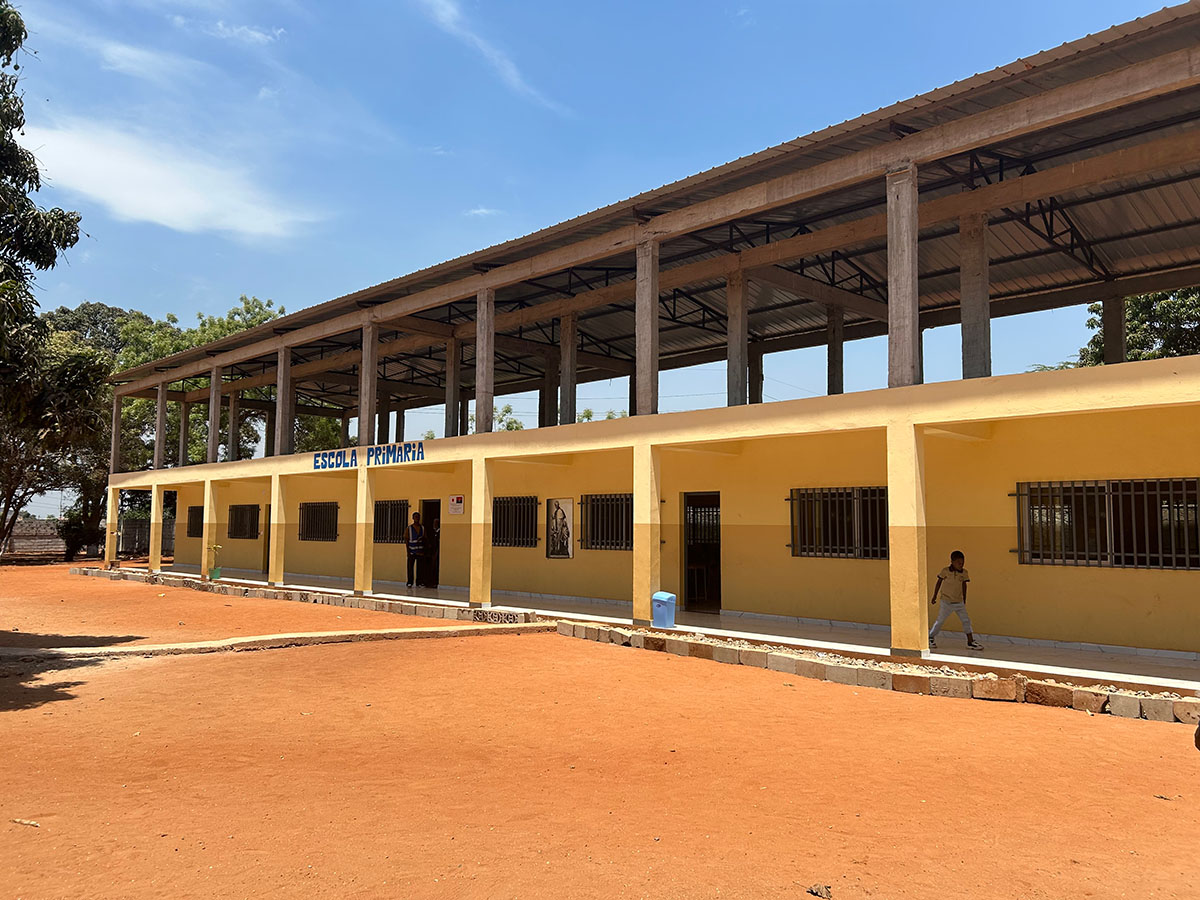 黄色い外観の校舎