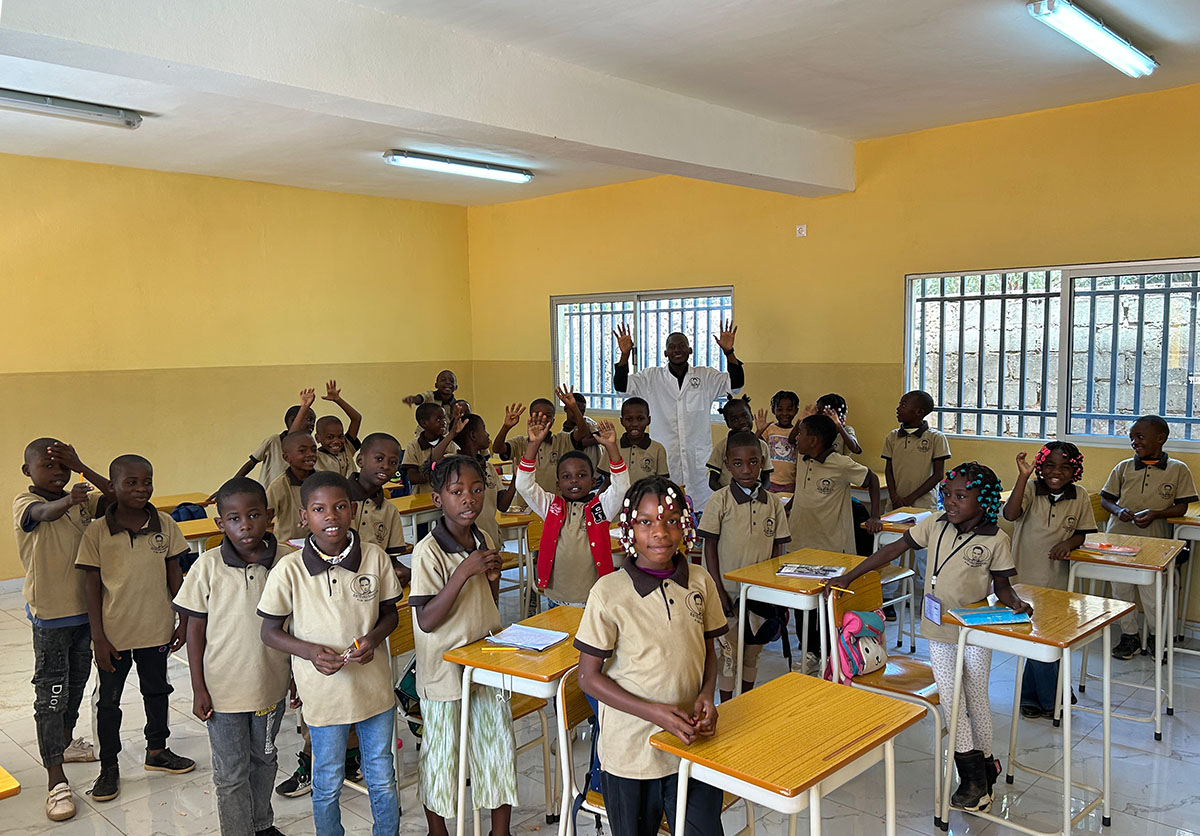 笑顔で写真に映る生徒と先生