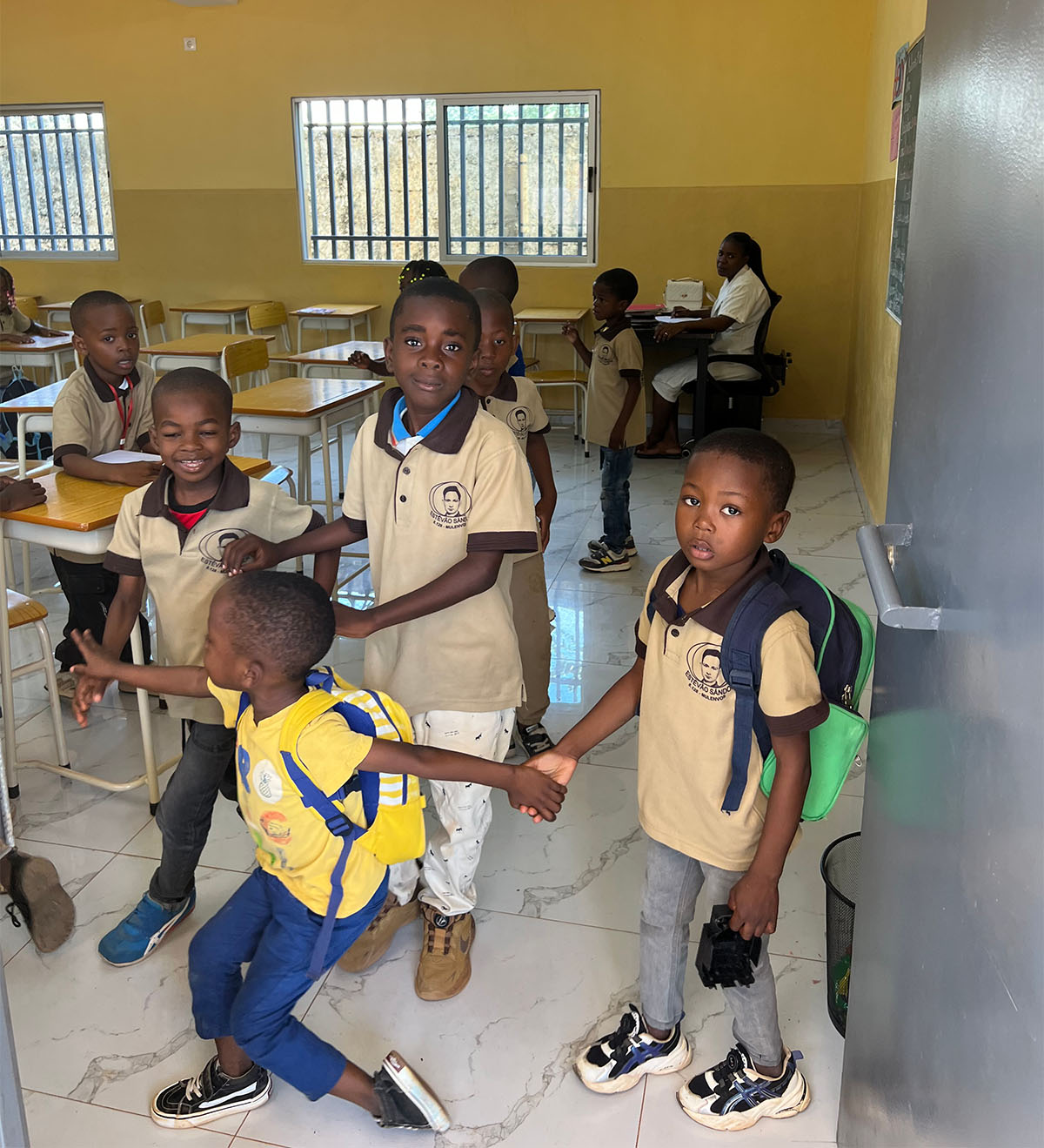 手を繋いで帰ろうとする生徒たち