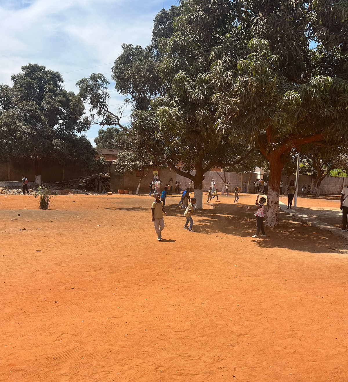 広い校庭で遊ぶ生徒たち
