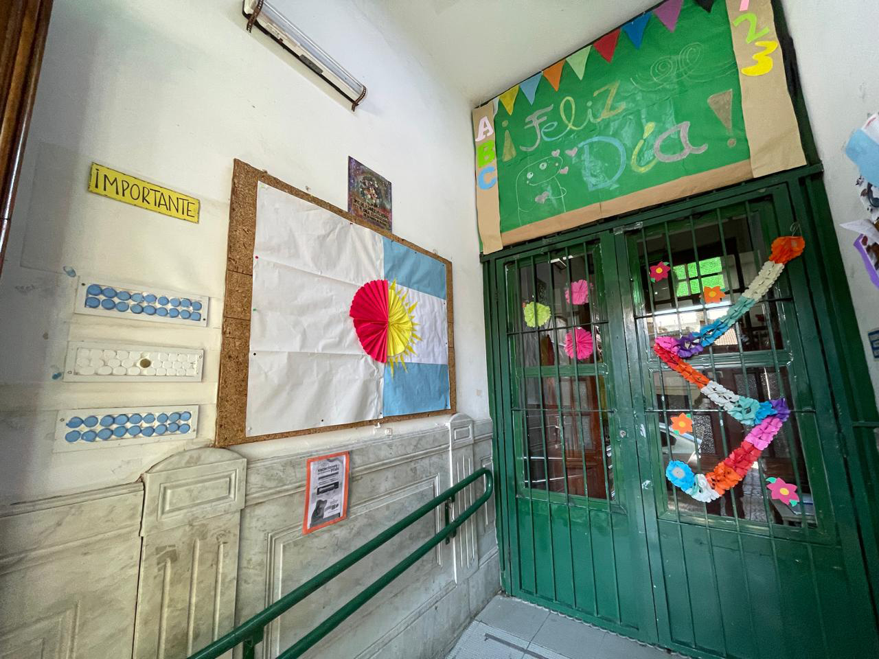 黄色いスクールバスで投稿する子供