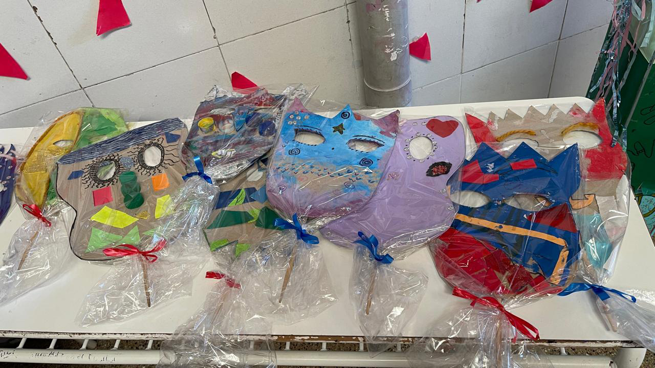 カラフルな手作りお面