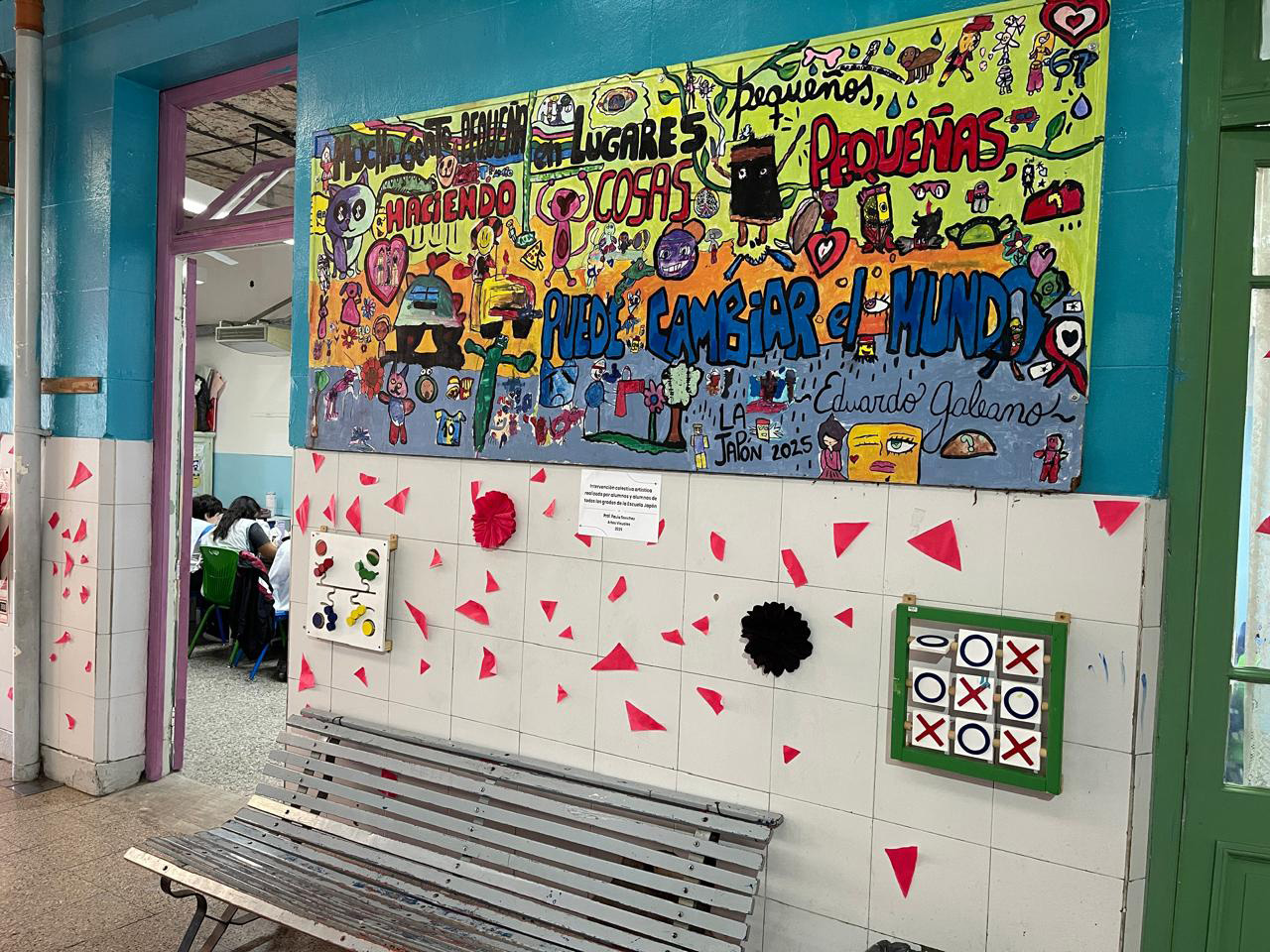 廊下に貼られた、カラフルな色で描かれた絵