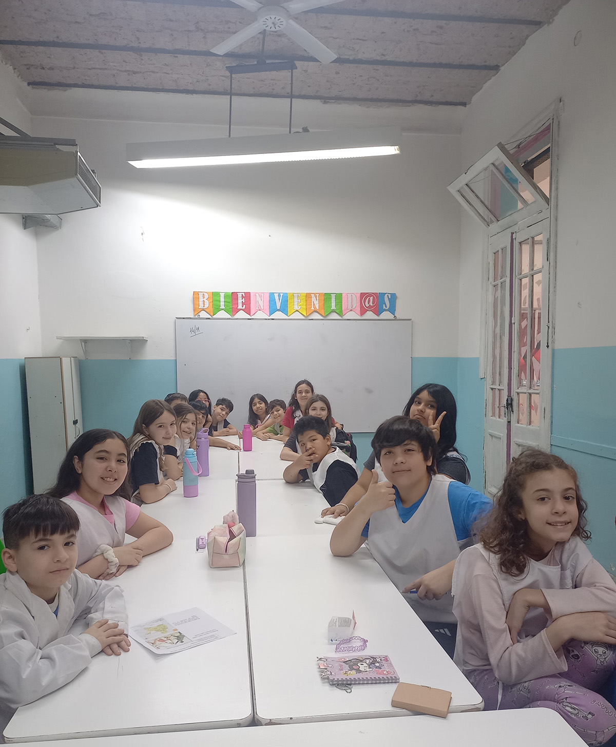 笑顔で写真に映る子供たち