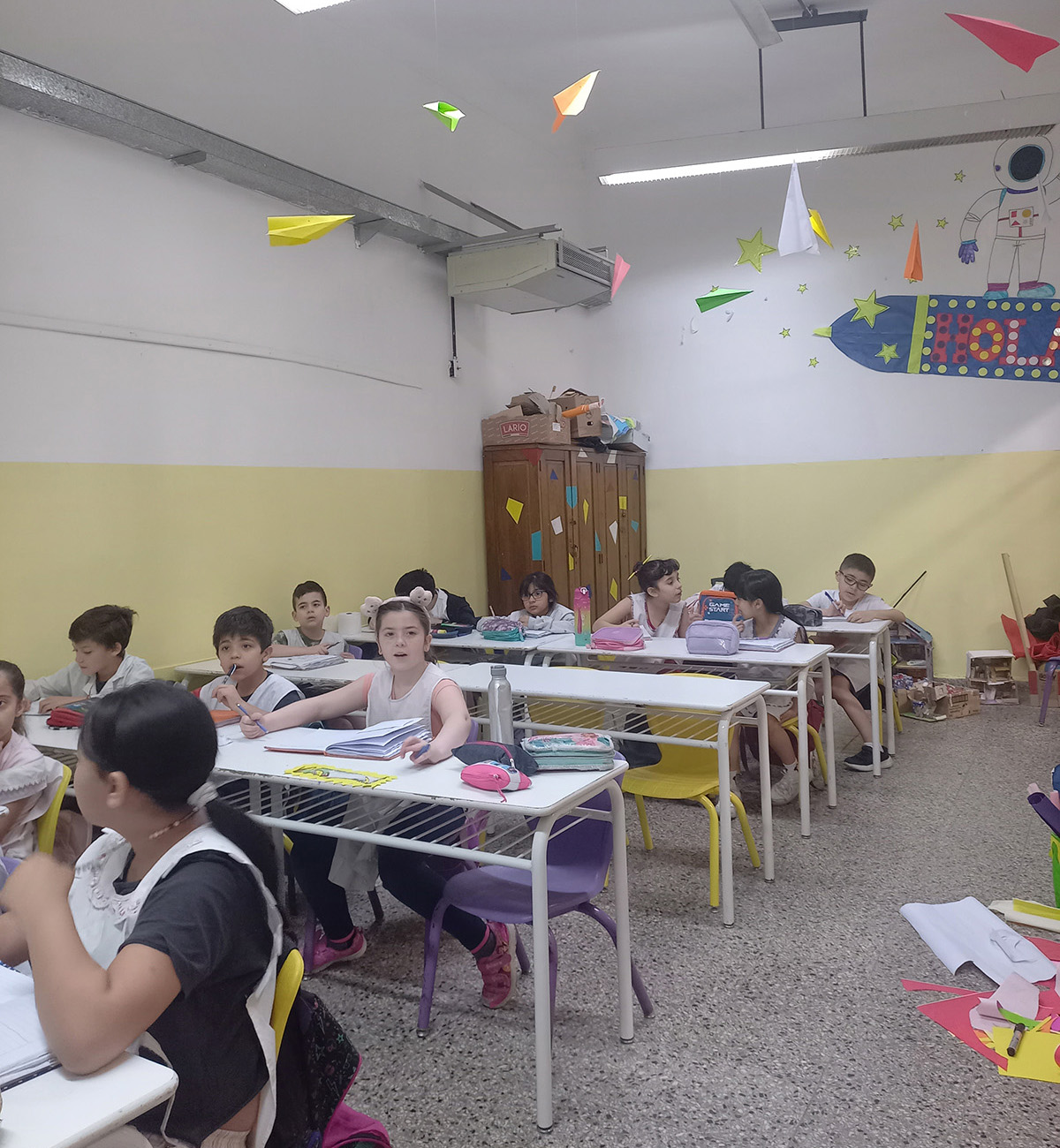 笑顔で写真に映る子供たち