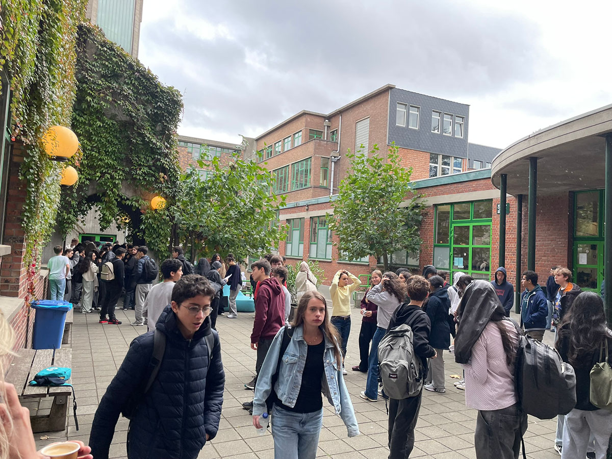 登校する生徒たちが通る中庭の写真