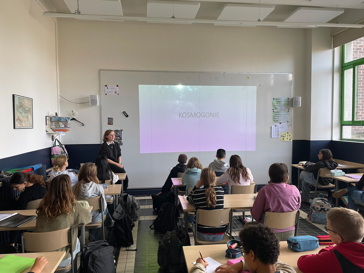 登校する生徒たちが通る中庭の写真