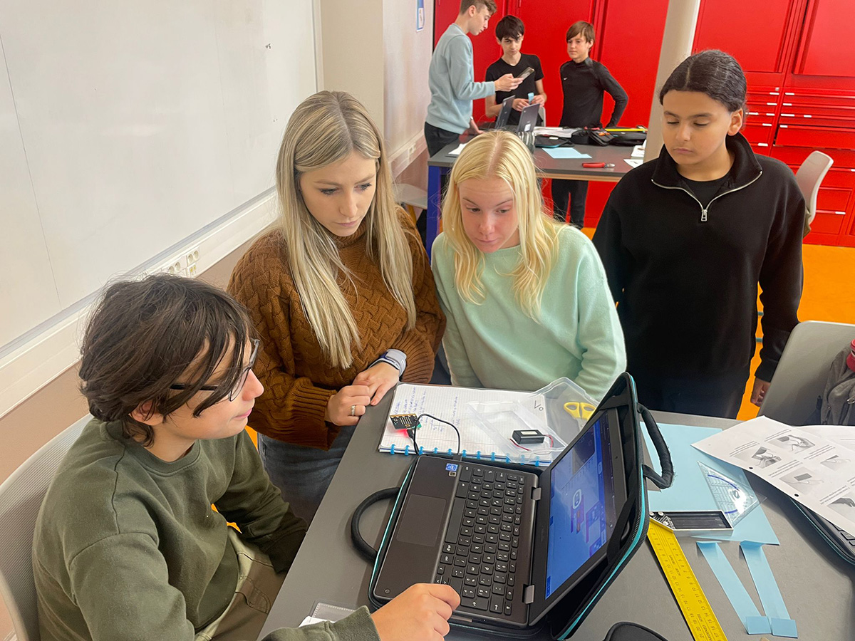 登校する生徒たちが通る中庭の写真