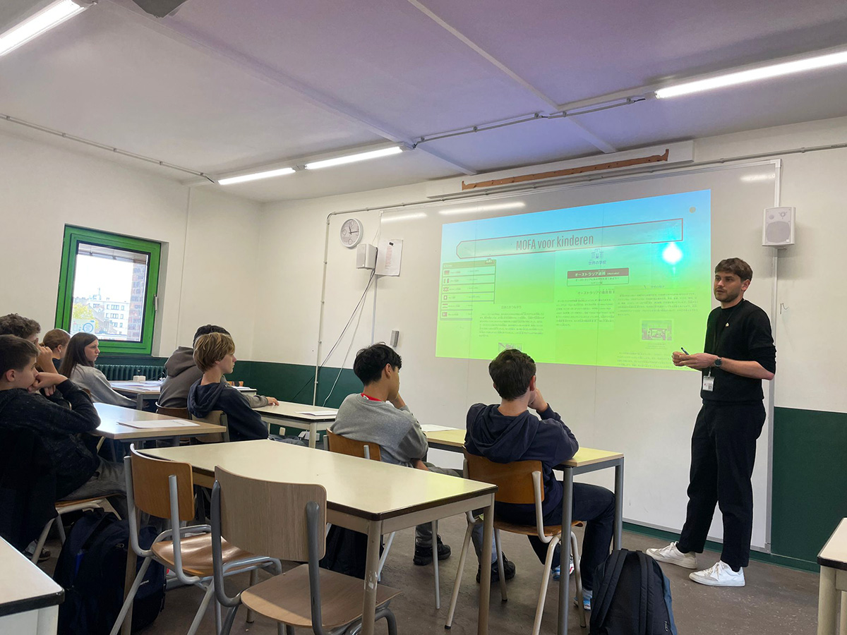 教室でカメラに向かってポーズをとる生徒たち