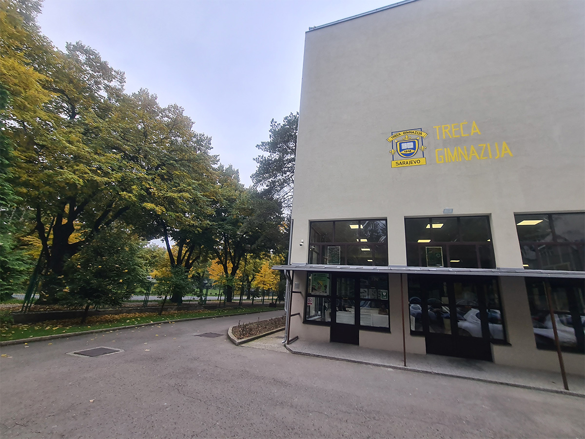 木に囲まれた学校の写真