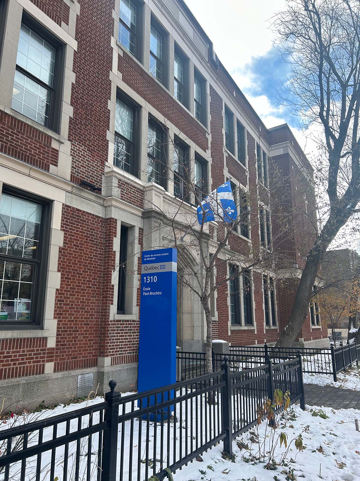 学校の正面玄関