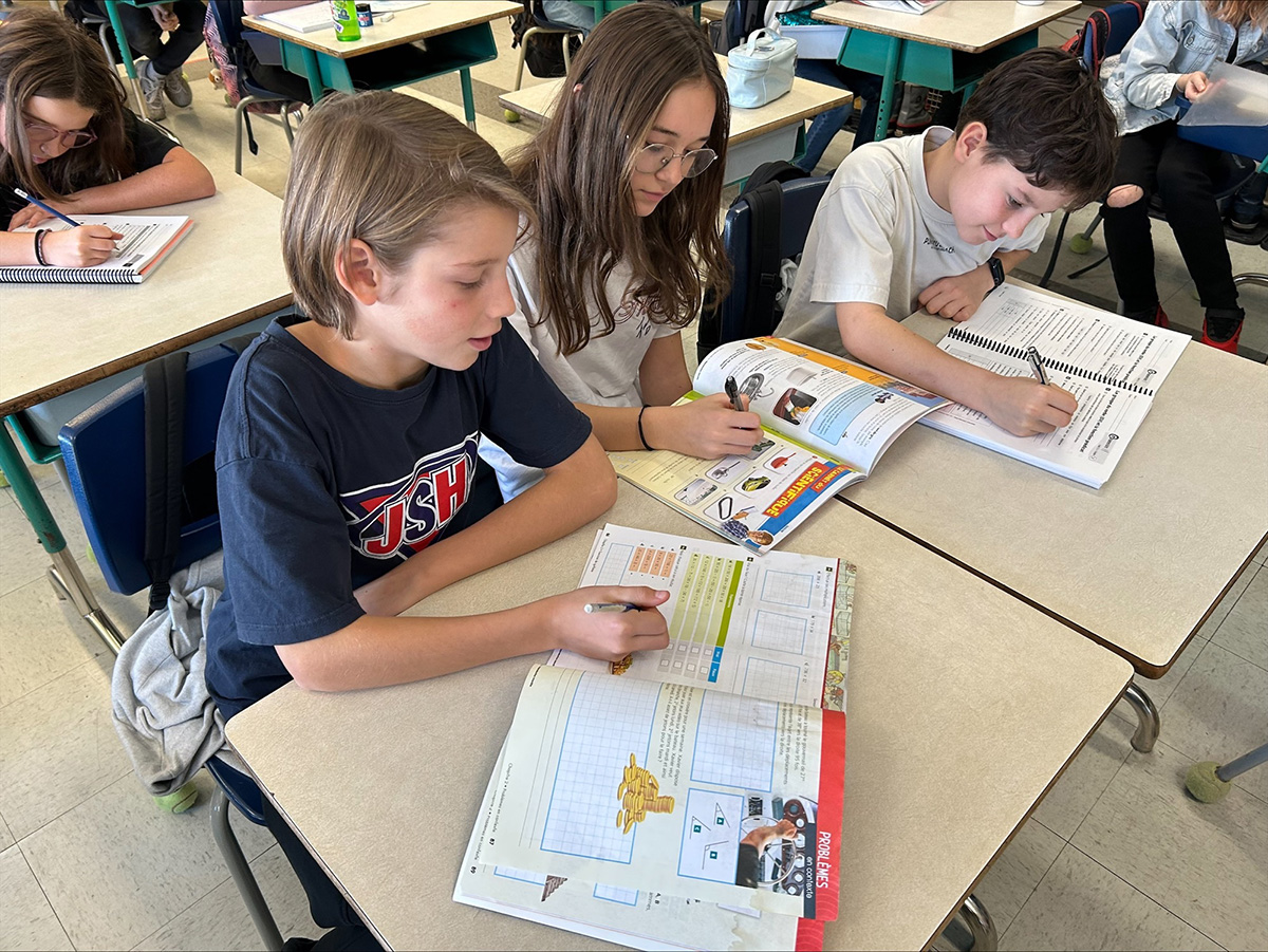 並んでノートをとる生徒たち