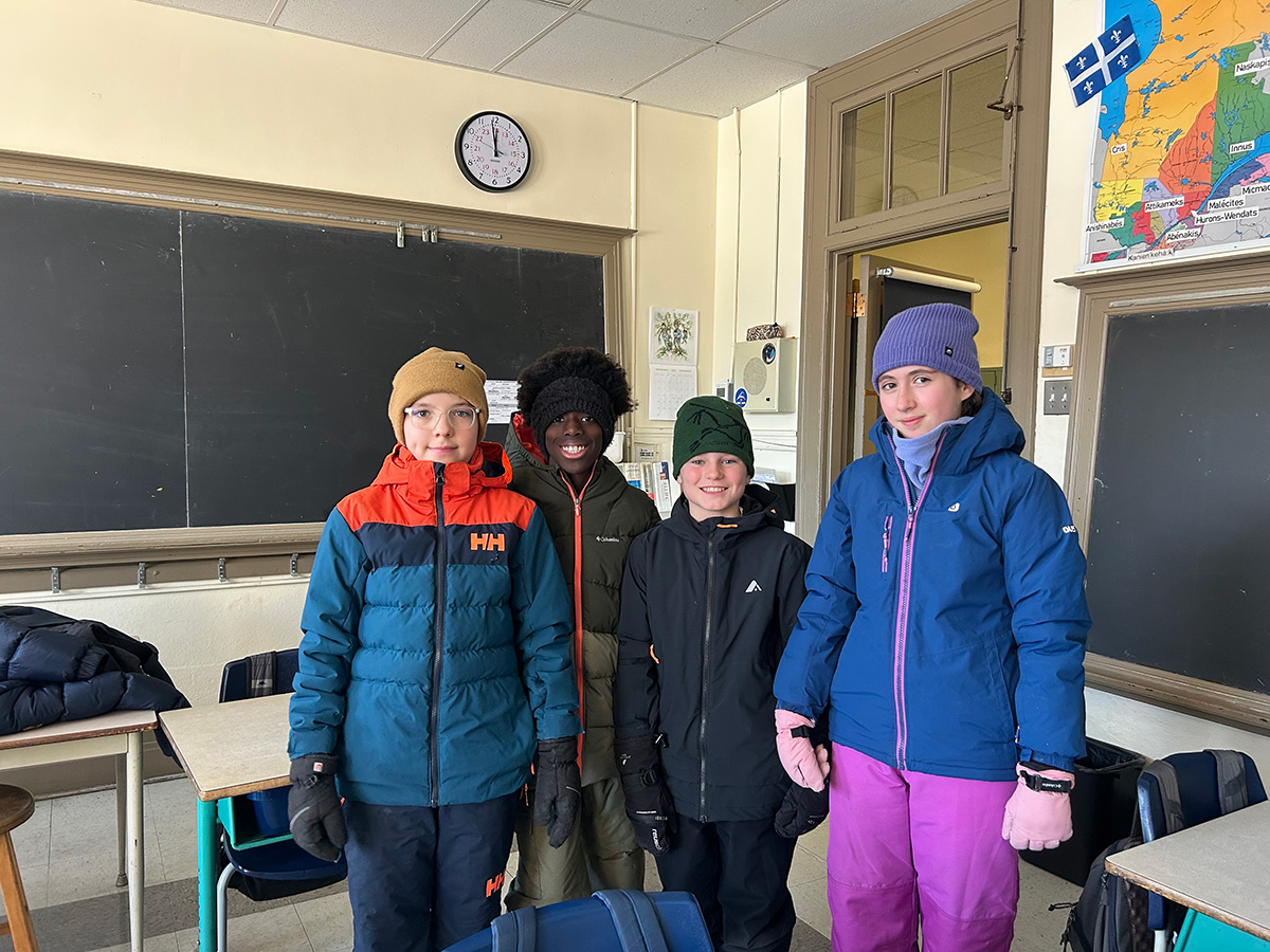 防寒に備えた服装のこどもたち