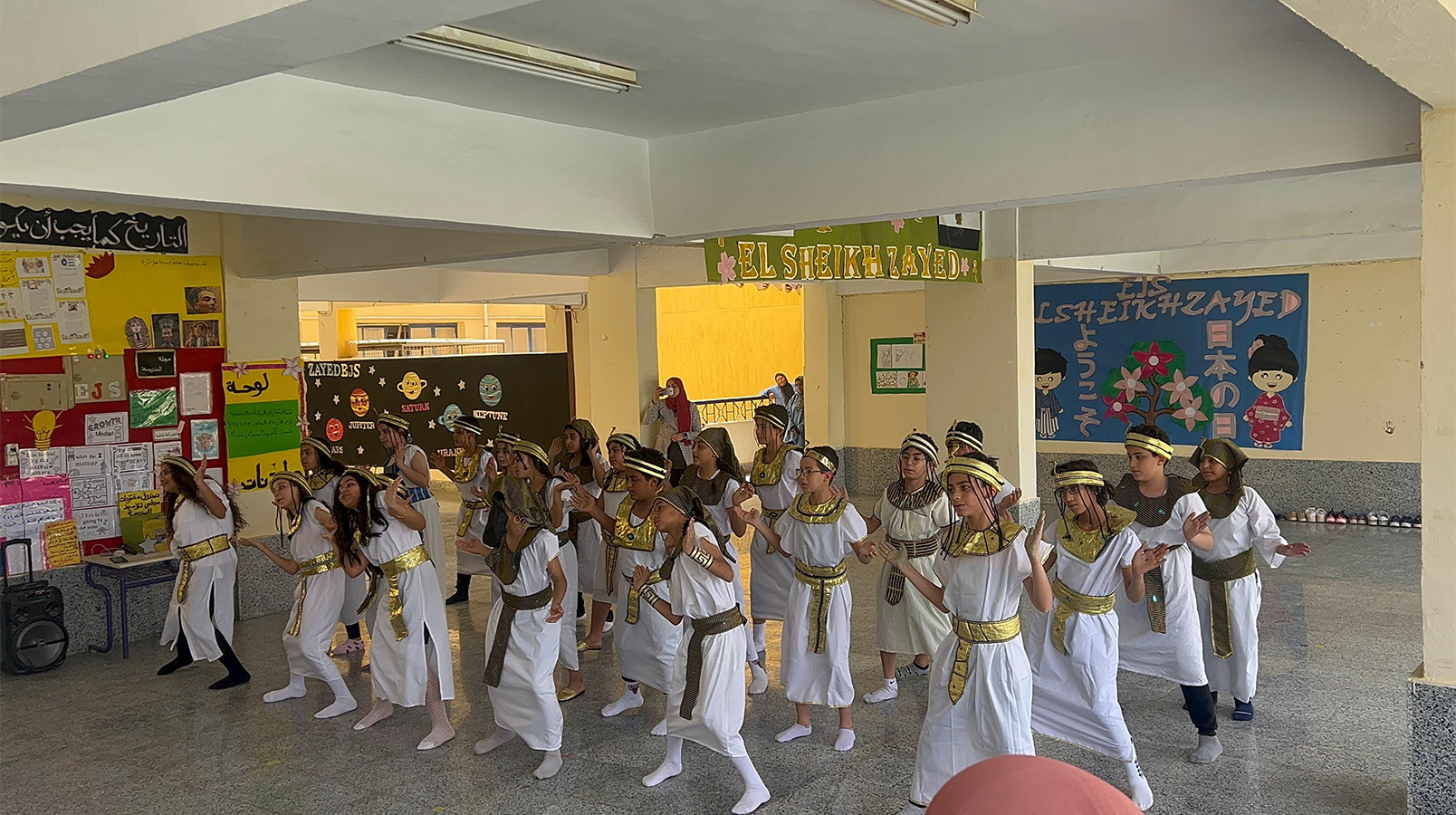 民族衣装で踊る生徒たち