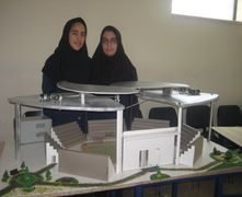 （写真3）製作した模型の前で