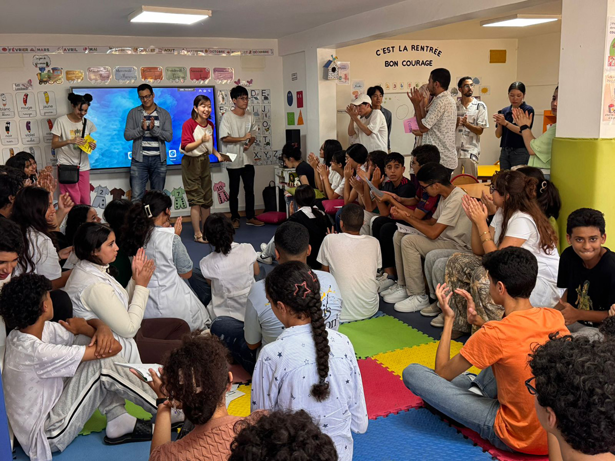 手を繋いで帰ろうとする生徒たち