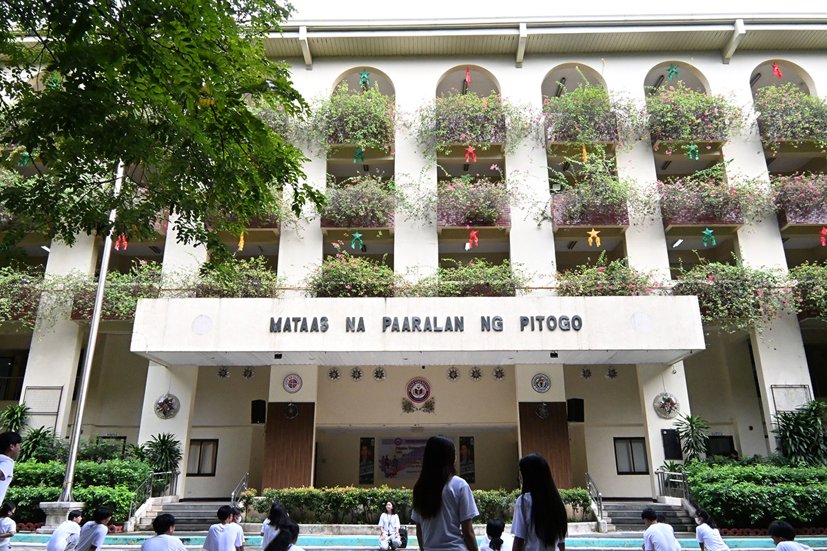 緑が豊かな校舎の外観