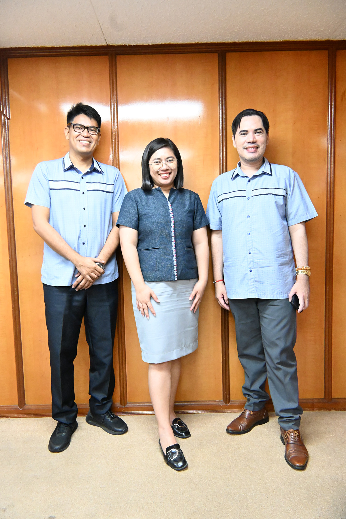 笑顔で並ぶ3人の先生