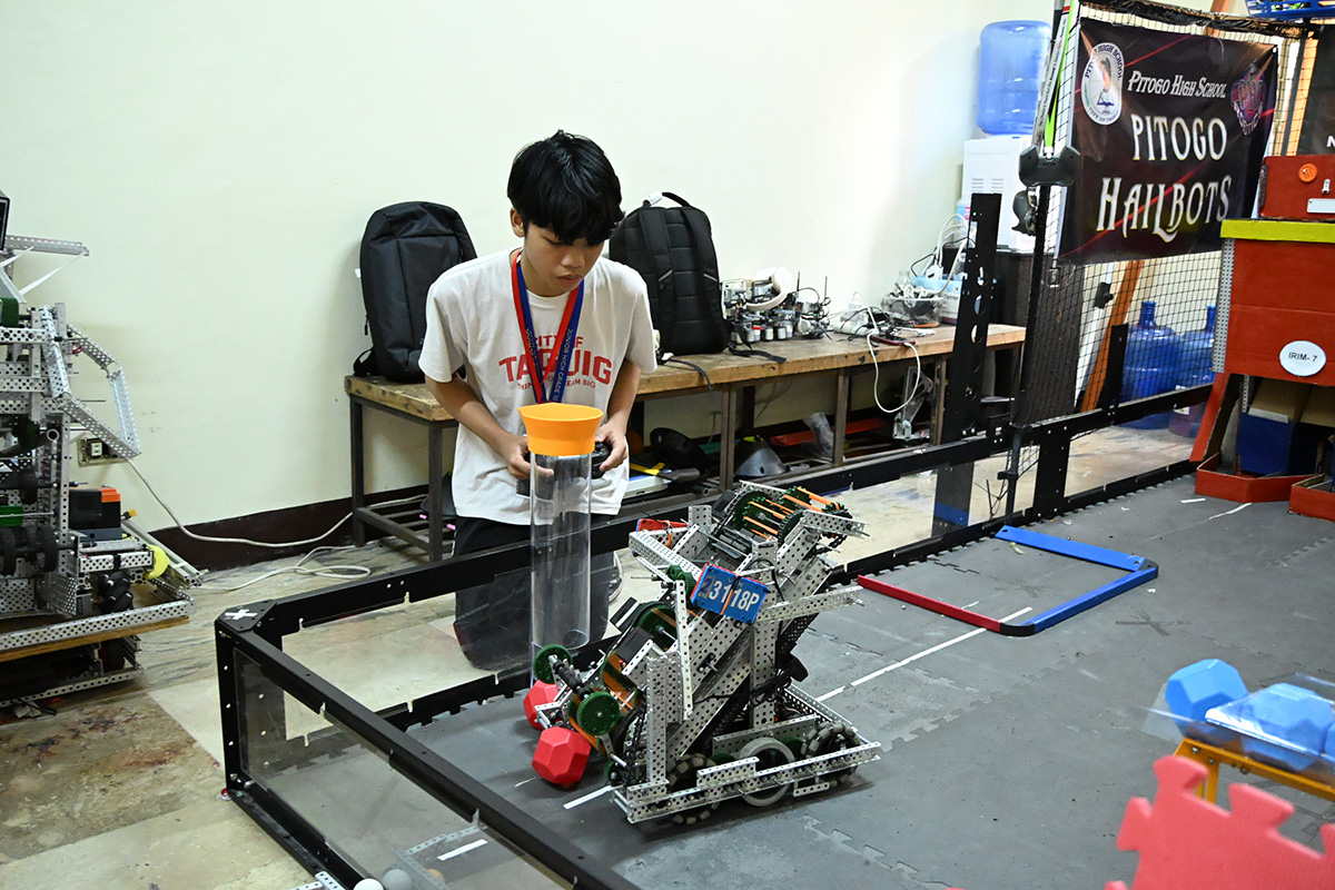 ロボットを操作する少年