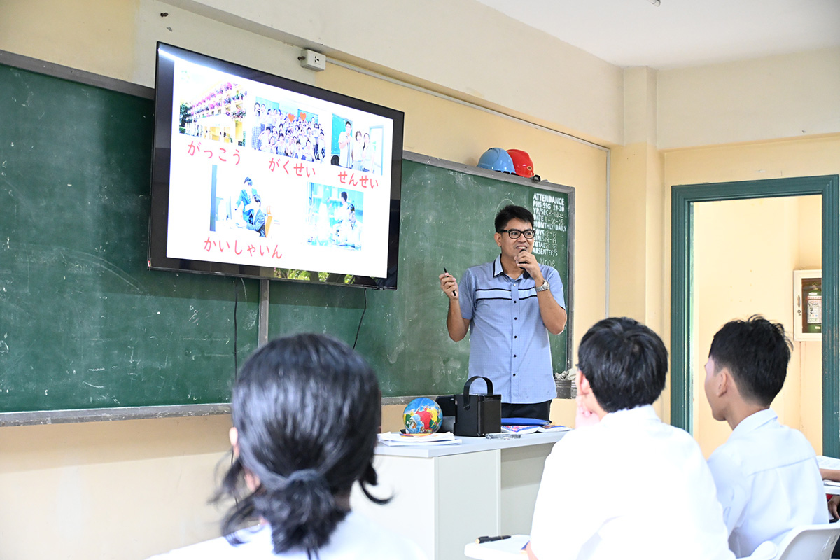 モニターを使用し生徒にし日本語を教える先生