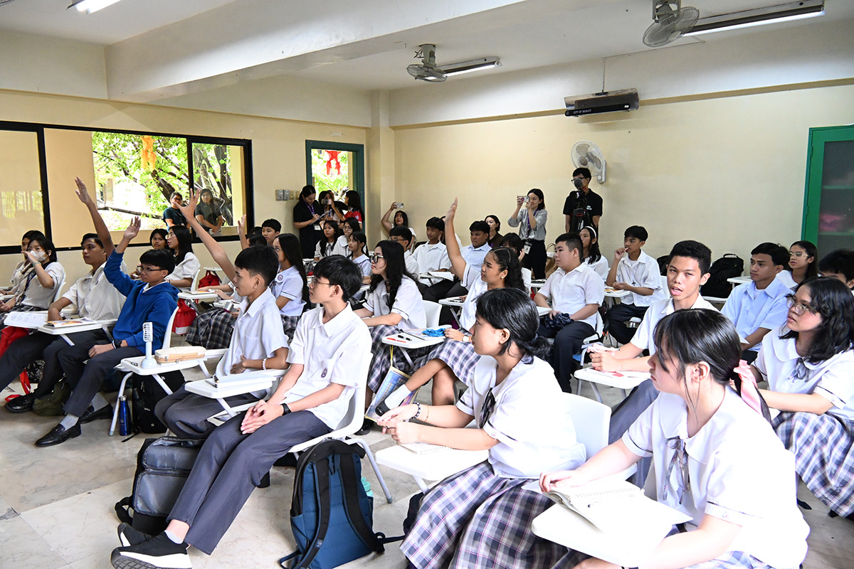 手をあげる生徒たち