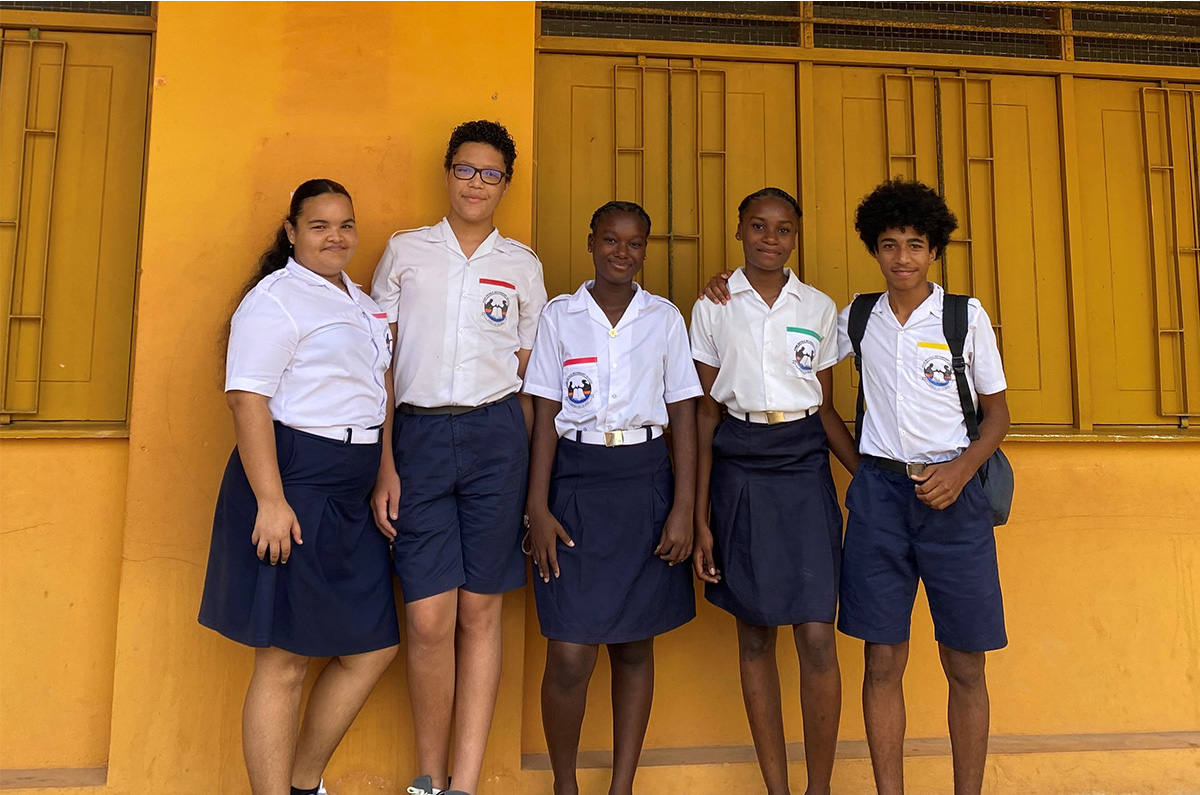 笑顔で映る生徒たち