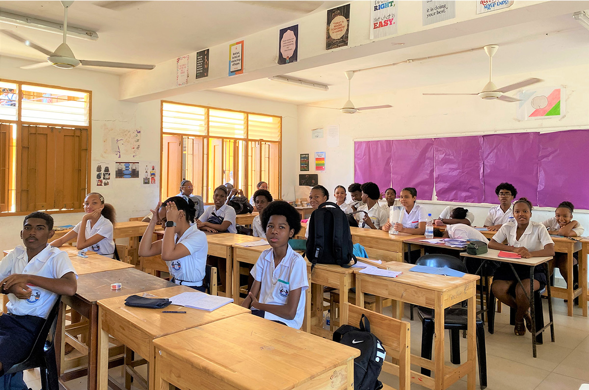 教室で授業を受ける生徒たち