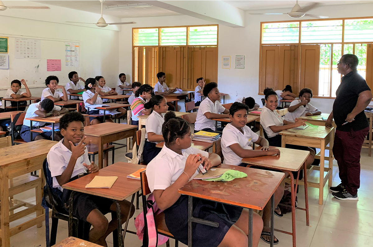 教室で授業を受ける生徒たち