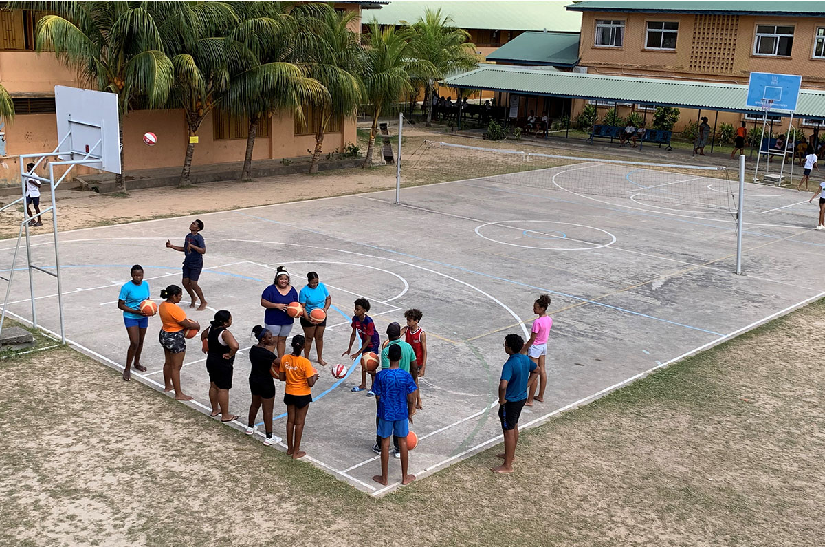 売店に並ぶ子どもたち