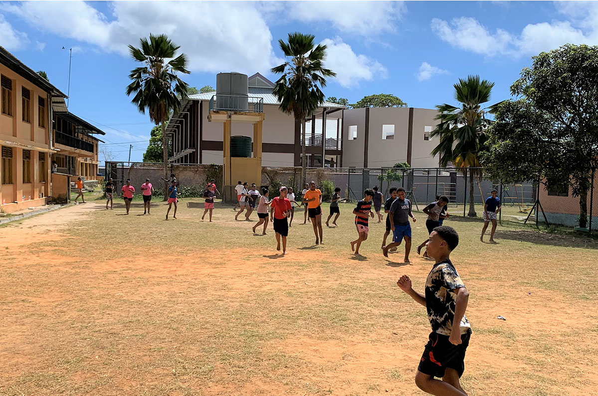 赤と黄色のカリカリした食べ物