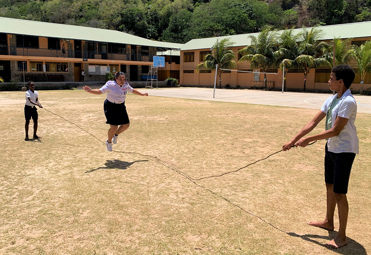 大縄跳びをする子どもたち