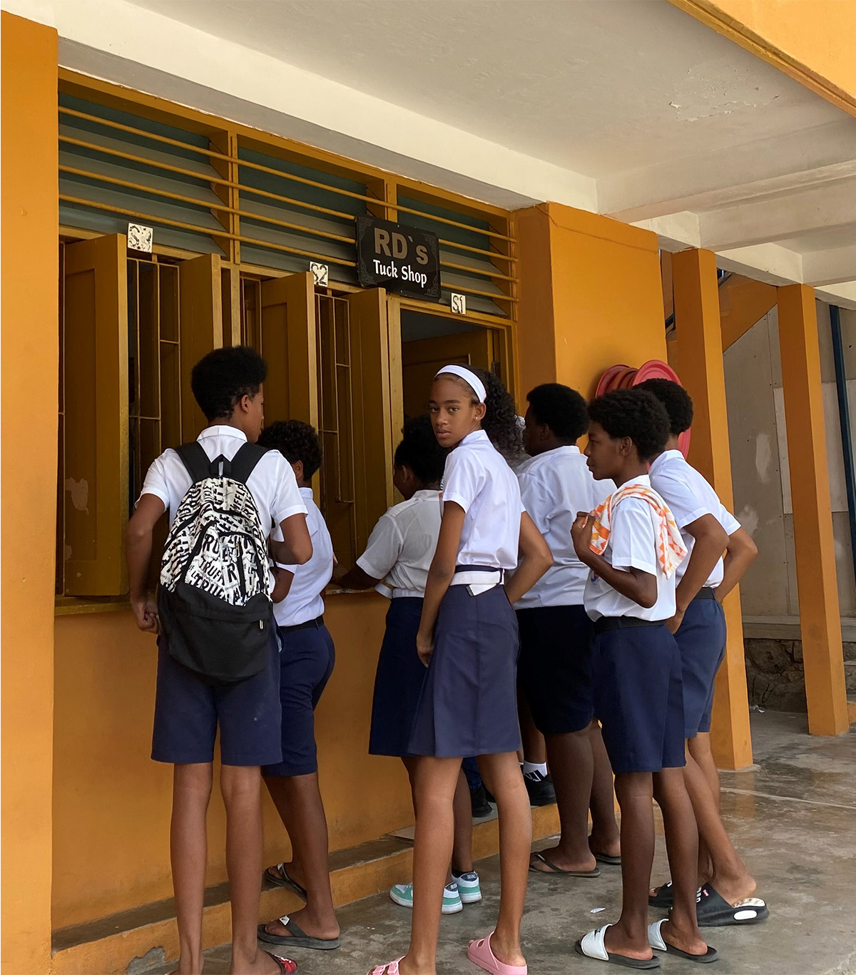 手を繋いで帰ろうとする生徒たち