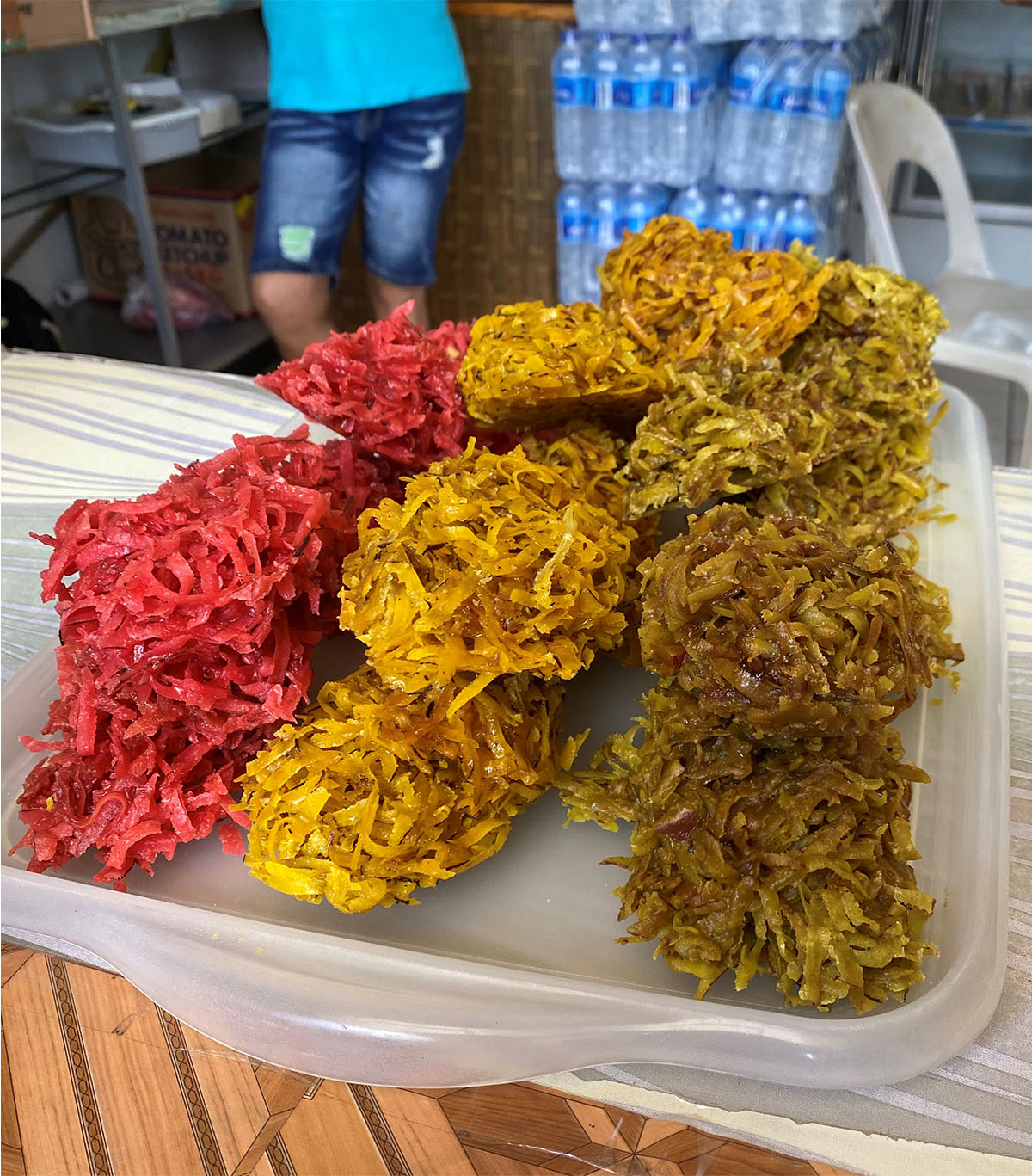 広い校庭で遊ぶ生徒たち