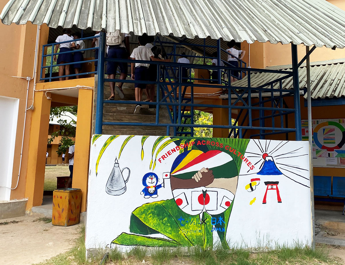ドラえもん、富士山、神社などが描かれた壁画